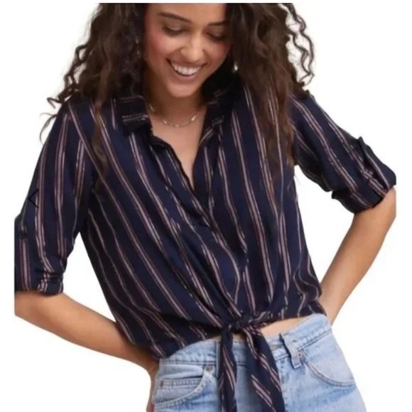 Bella Dahl Metallic Stripe Roll-Tab Tie-Front Shirt Navy
Blue/Rose Gold XS - Picture 1 of 8